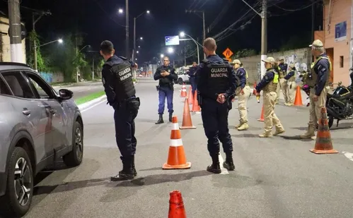 
          Imagem ilustrativa da imagem Blitze na volta das baladas aplica 156 multas e prende 4 na Grande Vitória
          