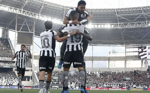 
          Imagem ilustrativa da imagem Botafogo vence Corinthians pelo Brasileirão com três de Arthur Cabral
          