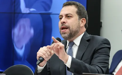 
          Imagem ilustrativa da imagem Boulos: mandato de Flávio Bolsonaro no Senado tem que ser cassado
          