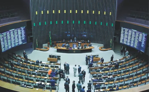 
          Imagem ilustrativa da imagem Câmara analisa projeto que suspende carteira de motorista por até 10 anos
          