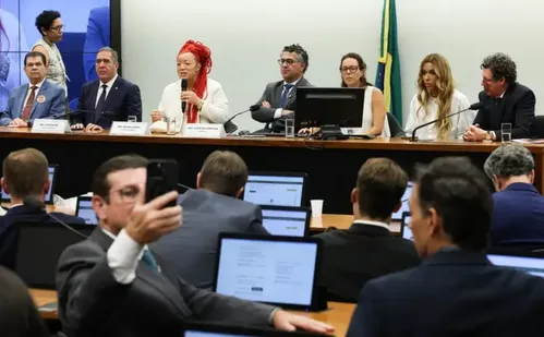 
          Imagem ilustrativa da imagem Câmara instala comissão para analisar PEC do fim da escala 6X1
          