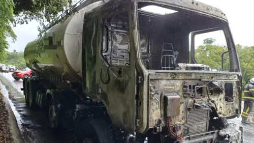 
          Imagem ilustrativa da imagem Caminhão-tanque pega fogo na BR-408 em São Lourenço da Mata
          