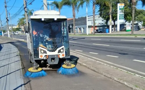 
          Imagem ilustrativa da imagem Ciclistas são alvo de armadilha e têm pneus furados por tachinhas em Vitória
          