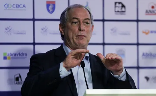 
          Imagem ilustrativa da imagem Ciro diz que se 'tivesse juízo' não disputaria a Presidência, mas decidirá em maio
          