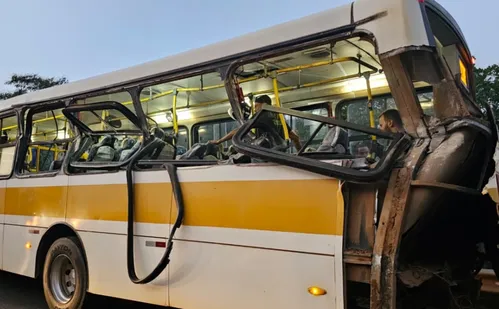 
          Imagem ilustrativa da imagem Acidente entre carreta e ônibus deixa 5 feridos em estado grave em Colatina
          