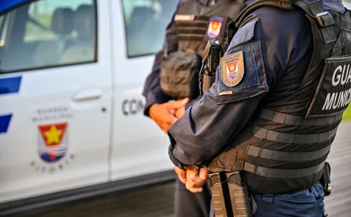 
          Imagem ilustrativa da imagem Condenado por violência doméstica é preso com drogas em Vitória
          