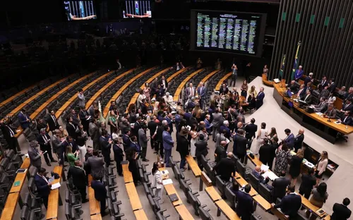 
          Imagem ilustrativa da imagem Congresso derruba veto de Lula e reduz penas para condenados por tentativa de golpe
          