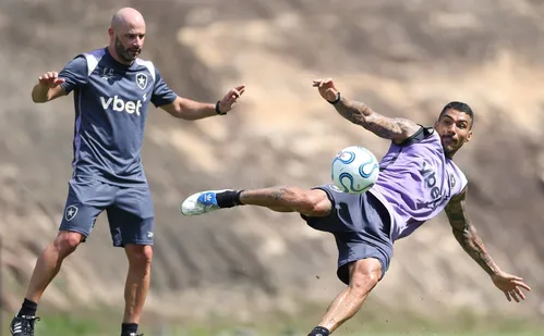 
          Imagem ilustrativa da imagem Copa Sul-Americana: Botafogo defende liderança em casa contra o lanterna
          