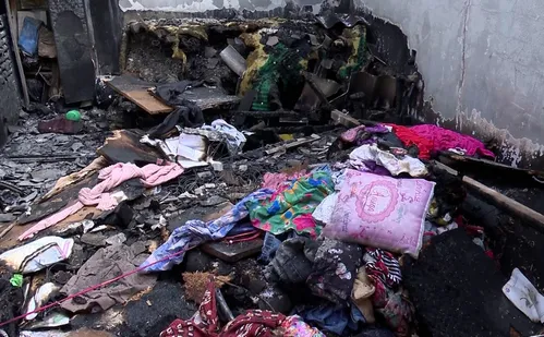 
          Imagem ilustrativa da imagem Crianças incendeiam a própria casa após brincarem com lâmpada
          