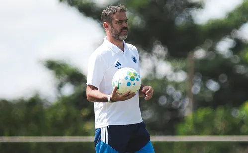 
          Imagem ilustrativa da imagem Cruzeiro respira e mira reação diante do Remo
          