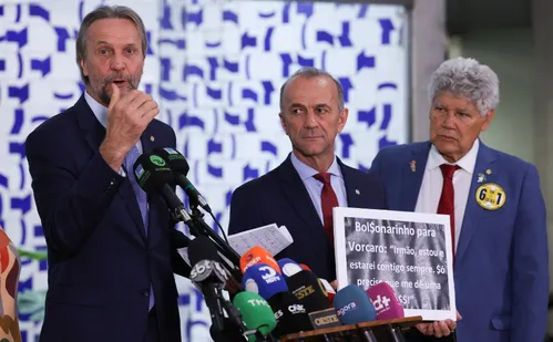 
          Imagem ilustrativa da imagem Deputados pedem investigação sobre relação entre Vorcaro e Flávio Bolsonaro
          
