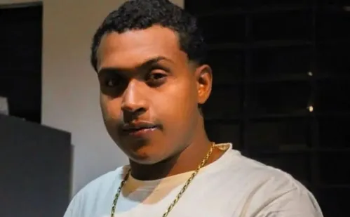 
          Imagem ilustrativa da imagem Discussão por dívida termina com jovem morto a facadas na porta de casa no ES
          
