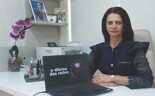 
          Imagem ilustrativa da imagem Documentários e filmes sobre excesso de telas para pais e filhos assistirem juntos
          