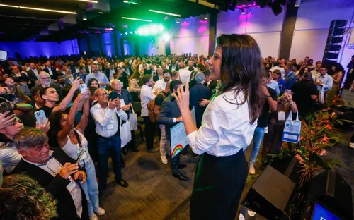 
          Imagem ilustrativa da imagem Em aceno a prefeitos, Raquel Lyra injeta R$ 1,3 bilhão nas cidades e foca na BR-232
          