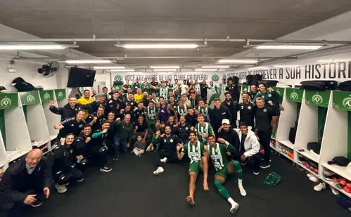 
          Imagem ilustrativa da imagem Em meio à crise política e financeira, Botafogo cai para a Chapecoense
          