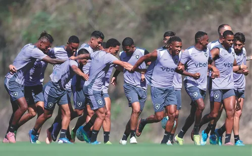 
          Imagem ilustrativa da imagem Em vantagem, Botafogo joga pela classificação e paz em meio a transfer ban
          