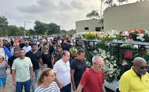 
          Imagem ilustrativa da imagem Emoção marca a despedida de Geovani Silva
          