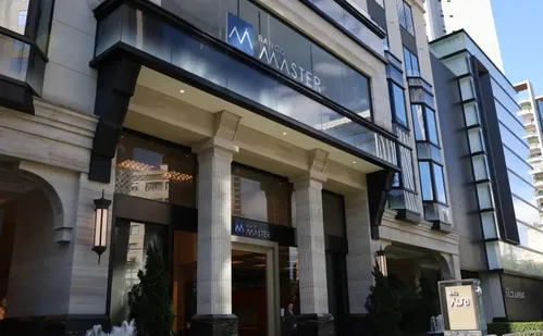 
          Imagem ilustrativa da imagem Empresa da família Vorcaro movimentou R$ 1 bi para tentar esconder dinheiro
          