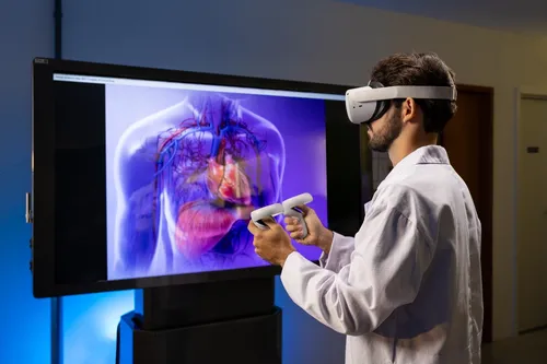 
          Imagem ilustrativa da imagem Ensino digital e humanização formam profissionais da saúde
          