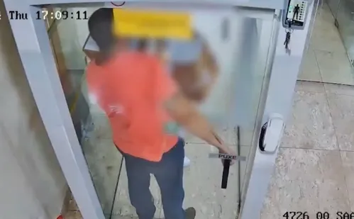 
          Imagem ilustrativa da imagem Ex-gerente que furtou R$ 1,5 milhão de banco agride sogra e é esfaqueado no ES
          