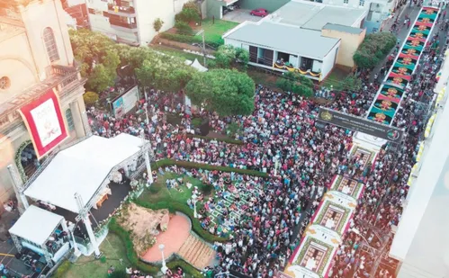 
          Imagem ilustrativa da imagem Festa de Corpus Christi com 5 mil m de tapetes em Castelo
          