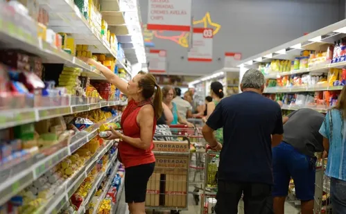 
          Imagem ilustrativa da imagem Fim da escala 6x1: estudos divergem sobre impactos no PIB e inflação
          