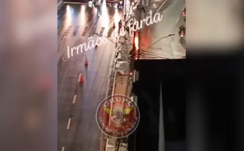 
          Imagem ilustrativa da imagem Fios pegam fogo e geram trânsito em avenida de Vitória
          