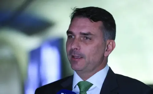 
          Imagem ilustrativa da imagem Flávio Bolsonaro admite que procurou Vorcaro e pediu dinheiro para filme
          