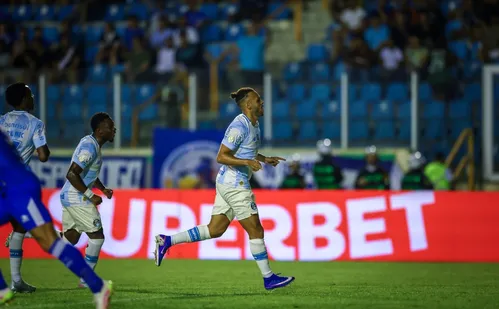 
          Imagem ilustrativa da imagem Grêmio passeia sobre Confiança com brilho de Braithwaite e vai às oitavas
          
