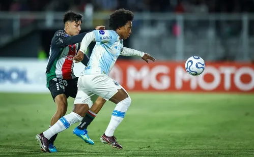 
          Imagem ilustrativa da imagem Grêmio perde 3 pênaltis, tem gol anulado e empata na Sul-Americana
          