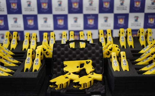 
          Imagem ilustrativa da imagem Guarda de Vitória recebe 150 novas armas de choque para reforço na segurança
          