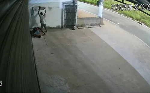 
          Imagem ilustrativa da imagem Homem é atacado na cabeça com placa de concreto na Serra
          