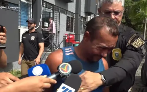 
          Imagem ilustrativa da imagem Homem joga água quente, esfaqueia e dá marteladas em ex-mulher por ciúmes
          