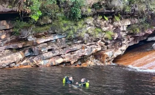 
          Imagem ilustrativa da imagem Homem morre afogado após salvar esposa em cachoeira em MG
          