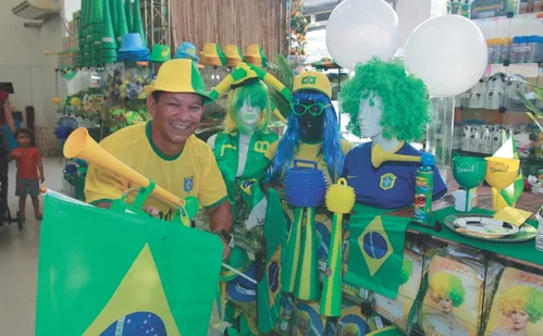 
          Imagem ilustrativa da imagem Lojas apostam em enfeites para torcer pelo Brasil na Copa
          