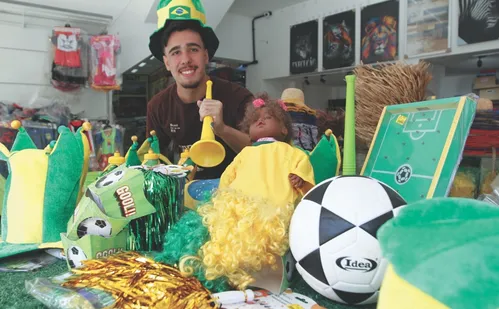 
          Imagem ilustrativa da imagem Lojas apostam em enfeites para torcer pelo Brasil na Copa
          