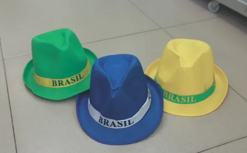 
          Imagem ilustrativa da imagem Lojas apostam em enfeites para torcer pelo Brasil na Copa
          