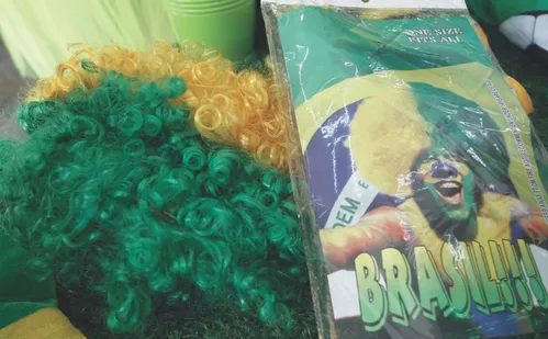 
          Imagem ilustrativa da imagem Lojas apostam em enfeites para torcer pelo Brasil na Copa
          