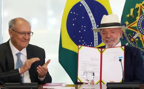 
          Imagem ilustrativa da imagem Lula assina decreto que promulga acordo UE-Mercosul
          