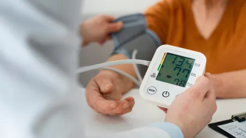 
          Imagem ilustrativa da imagem Metade dos hipertensos não sabem que têm a doença, diz cardiologista
          