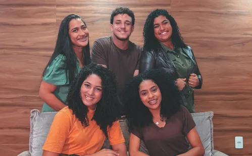 
          Imagem ilustrativa da imagem Ministério Átrios canta na conferência “Amigas” sábado
          