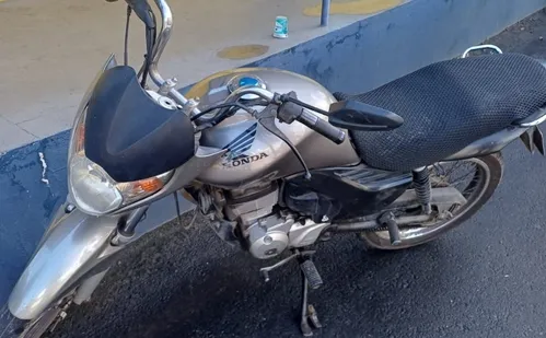 
          Imagem ilustrativa da imagem Motociclista com CNH vencida tenta incendiar veículo durante abordagem no ES
          