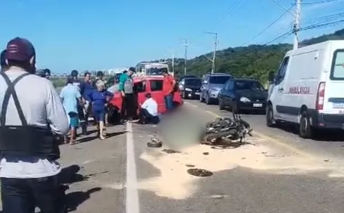 
          Imagem ilustrativa da imagem Motociclista morre após carro capotar e colidir em moto em Guarapari
          