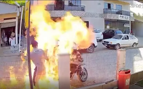 
          Imagem ilustrativa da imagem Mulher fica em estado grave após filho colocar fogo em moto no Região Serrana do ES
          