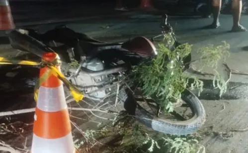 
          Imagem ilustrativa da imagem Mulher morre após acidente entre moto e carro em Alegre; motorista fugiu do local
          