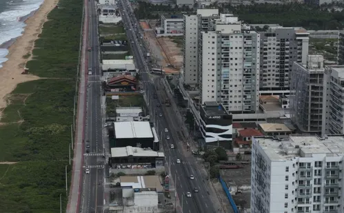 
          Imagem ilustrativa da imagem Obras de aplicação do novo asfalto na Rodovia do Sol seguem nesta terça
          