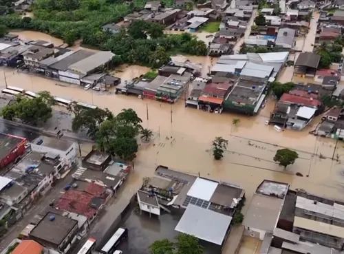 
          Imagem ilustrativa da imagem Olinda oferece abrigos emergenciais e convoca moradores de áreas de risco
          