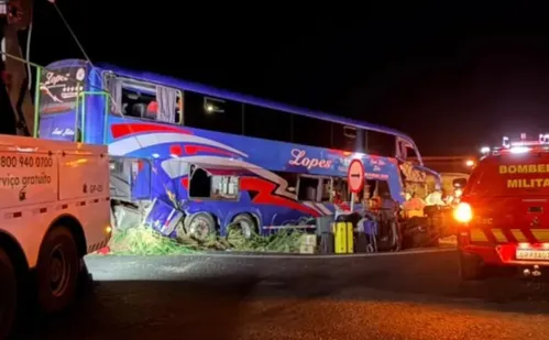 
          Imagem ilustrativa da imagem Ônibus com evangélicos bate em carreta e deixa 2 mortos e 20 feridos em MG
          