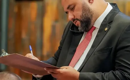 
          Imagem ilustrativa da imagem PF encontra mensagens de violência em celular de deputado preso no RJ
          