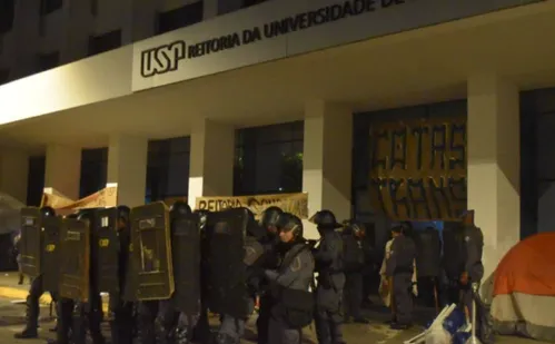 
          Imagem ilustrativa da imagem PM expulsa estudantes com bombas de efeito moral e retoma reitoria da USP
          